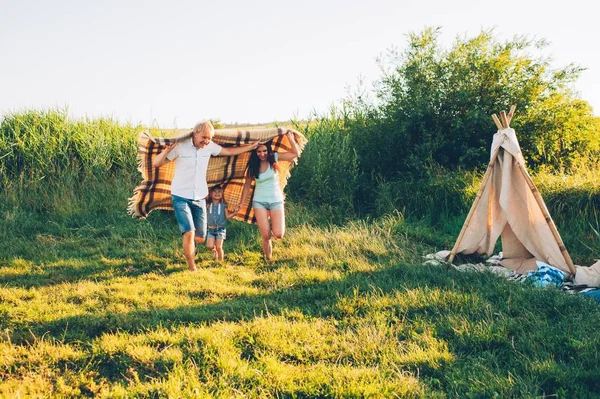 Famille heureuse s'amuser — Photo