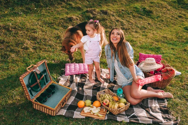 Мать и дочь на пикнике — стоковое фото