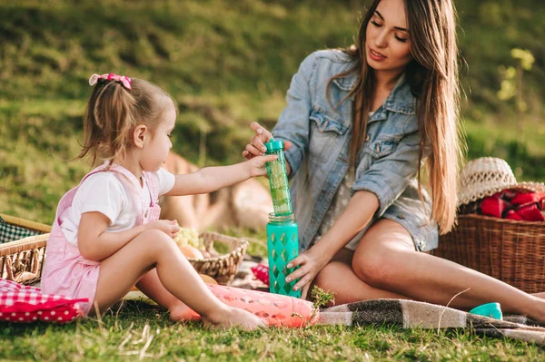 Mãe e filha no piquenique — Fotografia de Stock