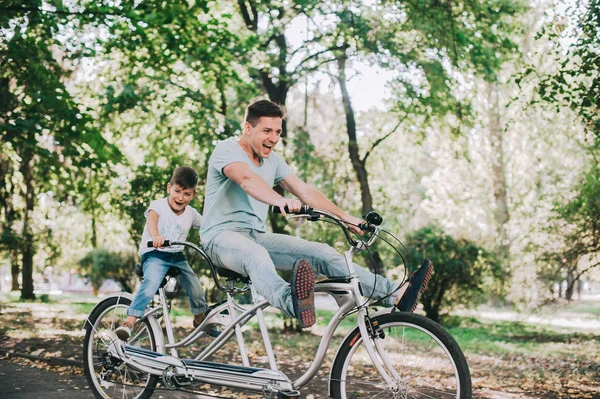 Отец и сын на велосипеде — стоковое фото