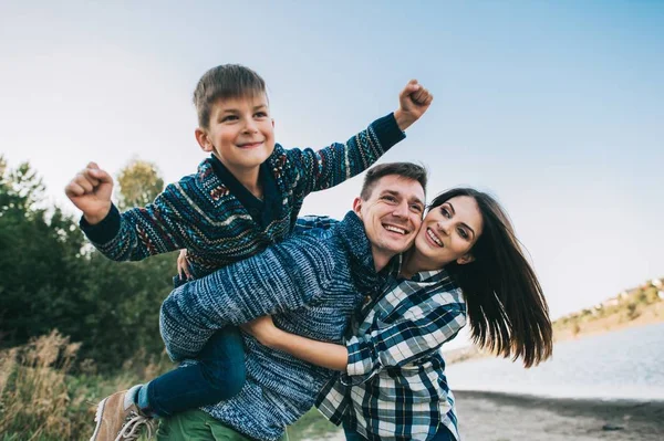 Jovem família se divertindo — Fotografia de Stock