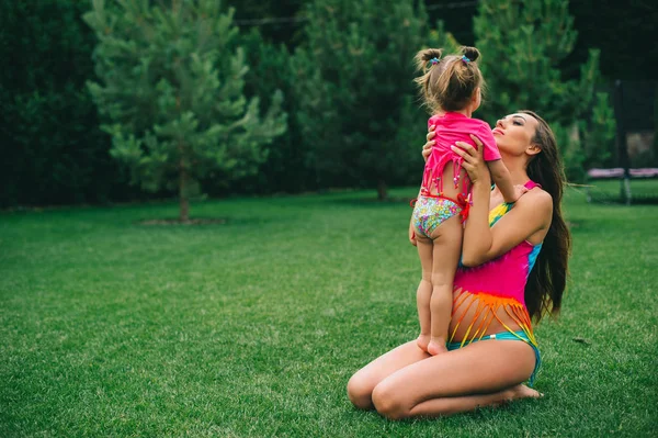 Mujer embarazada con su hija — Foto de Stock