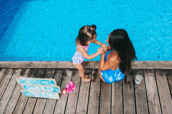 Mamma e bambino in piscina — Foto Stock
