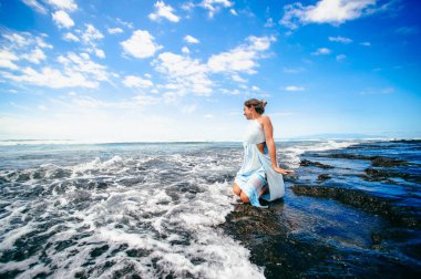 Sahilde kızın rahatlatıcı