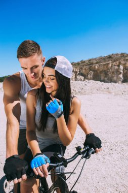 Çift birlikte bisiklet 