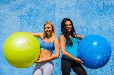 Egzersiz topları ile kadınlar