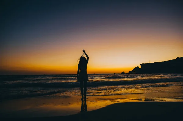 Silueta de niña en la playa —  Fotos de Stock