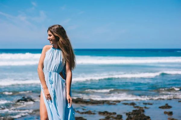 Femme posant sur la plage — Photo