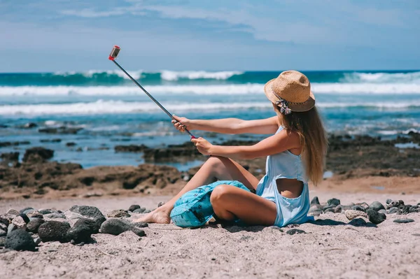 Chica haciendo selfie —  Fotos de Stock