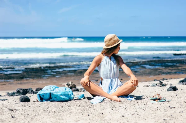 Chica relajándose en la playa —  Fotos de Stock