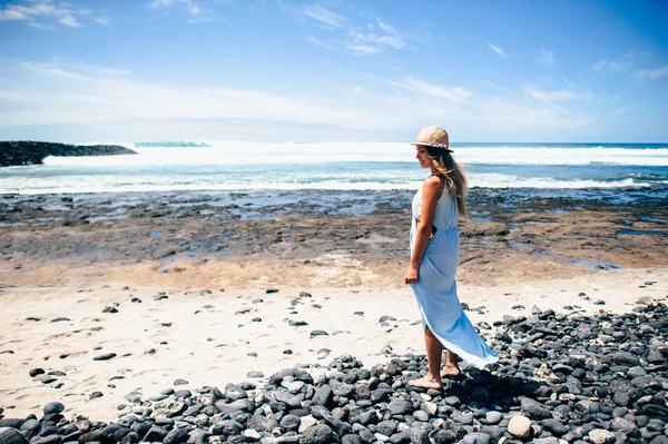 Femme en robe avec chapeau — Photo