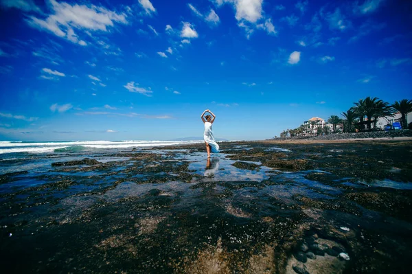 Fille se détendre sur la plage — Photo