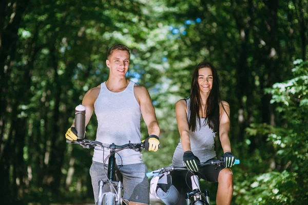 Beautiful Couple Paardrijden — Stockfoto