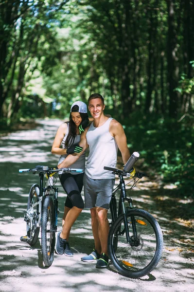 Hermosa pareja montando — Foto de Stock