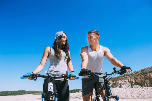 Pareja ciclismo juntos — Foto de Stock