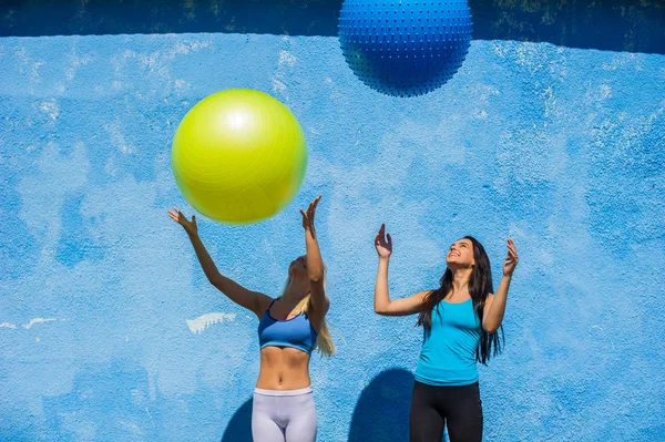 Mujeres haciendo ejercicio con bolas — Foto de Stock