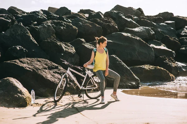 Femme équitation sur la plage — Photo