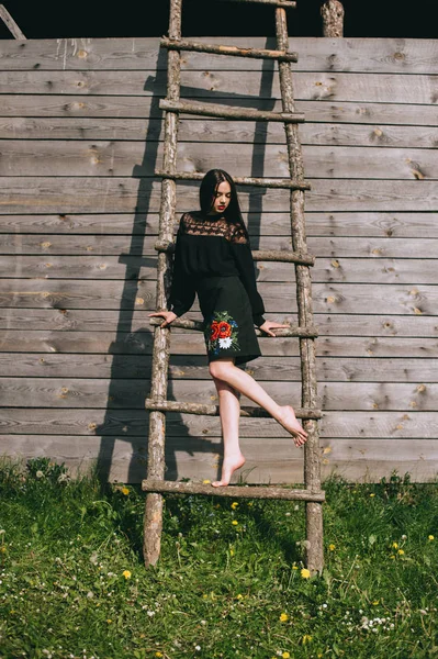 Женщина в национальной украинской одежде — стоковое фото
