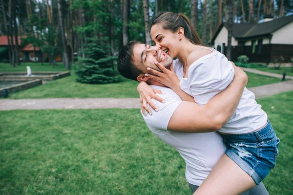 Casal apaixonado se divertindo — Fotografia de Stock