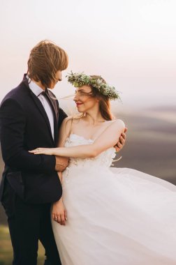 Akşamları düğün çifti