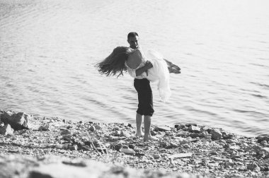 Kumsaldaki genç çift.