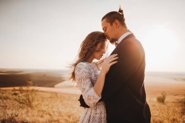 mutlu çift doğa üzerinde