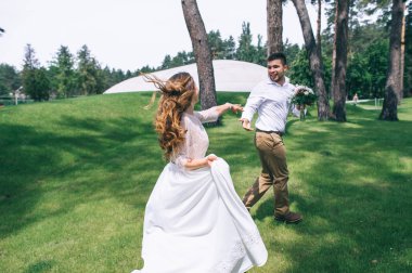 Parkta evlenen çift.