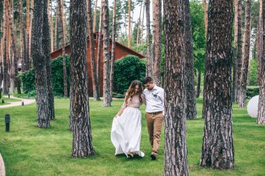 Parkta evlenen çift.