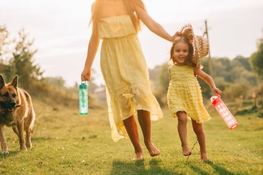 küçük kızının annesi yürüyüş