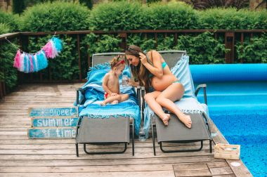 hamile kadın ve kızı havuzu yakınlarında