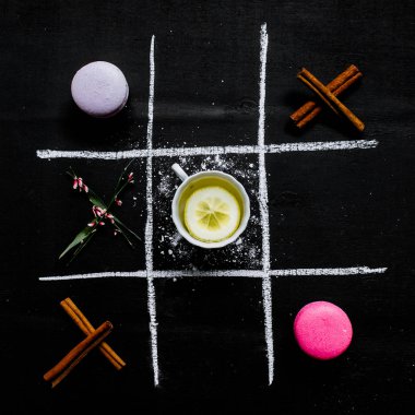 Tic Tac Toe çay macarons ile