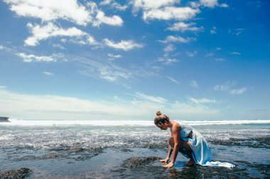 Sahilde güzel bir kız