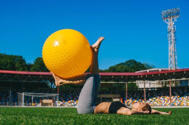 Kız uygun topu ile yapıyor 