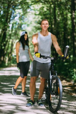 Genç çift binicilik bisiklet 
