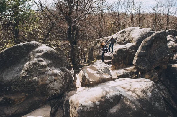 Pareja caminar en las rocas — Foto de Stock