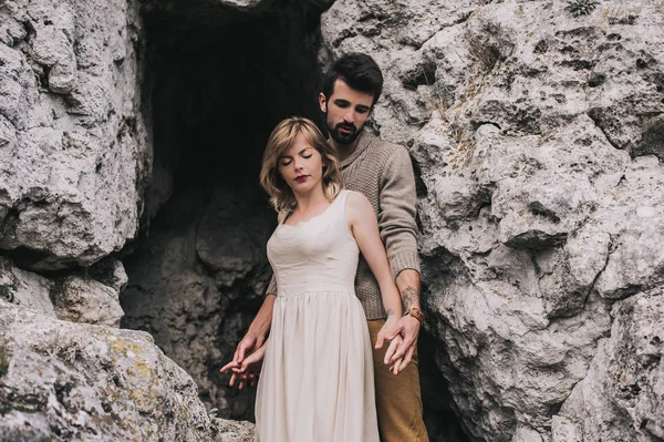 Loving couple in the mountains — Stock Photo, Image