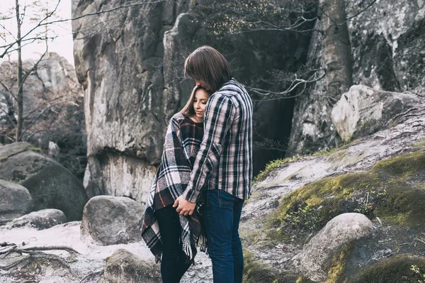 Casal andar sobre as rochas — Fotografia de Stock