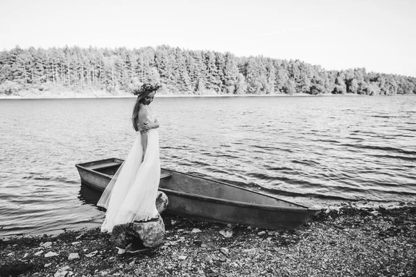 Nevěsta po svatbě, v lodi na jezeře — Stock fotografie