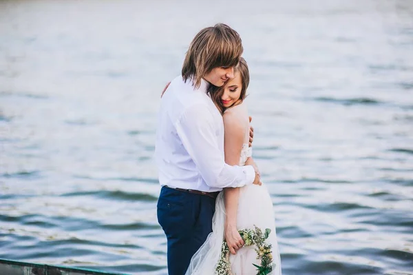 Felice sposa e sposo — Foto Stock