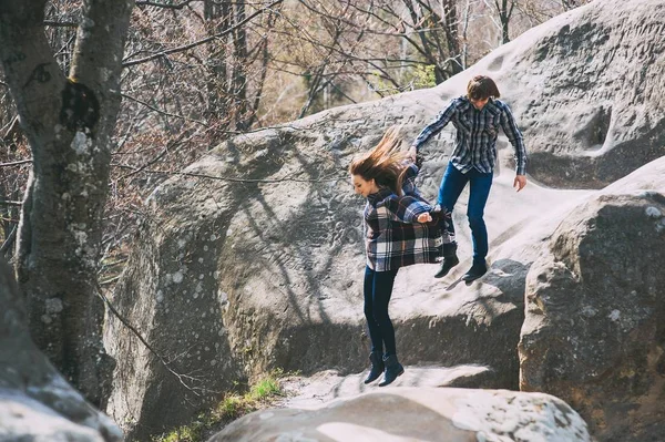 Pareja caminar en las rocas —  Fotos de Stock