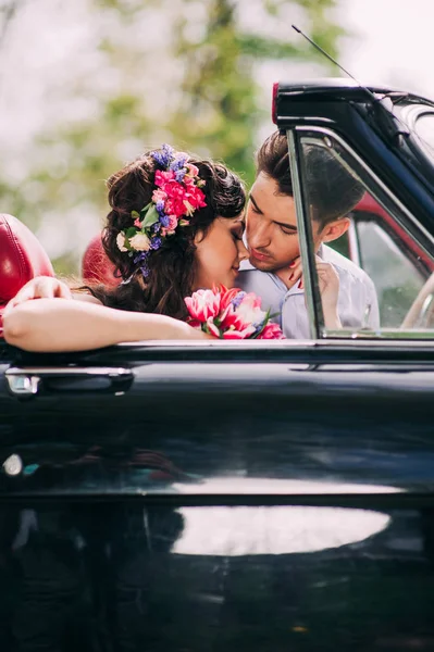 Jeune couple en voiture vintage — Photo