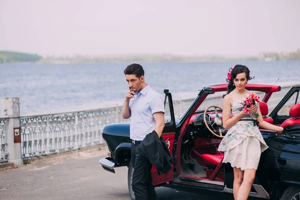 Pareja joven en coche vintage —  Fotos de Stock