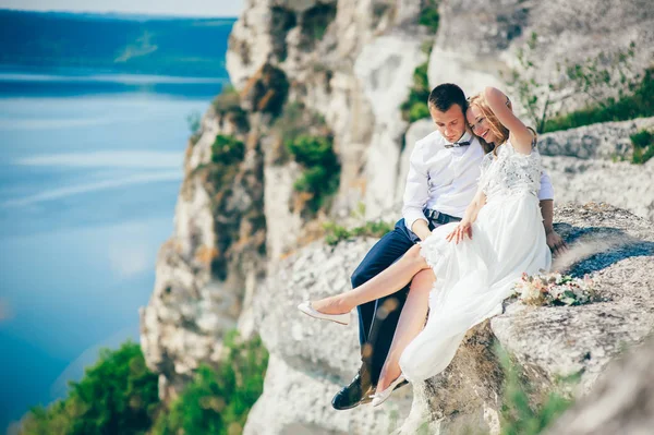 Par poserar på klippa — Stockfoto