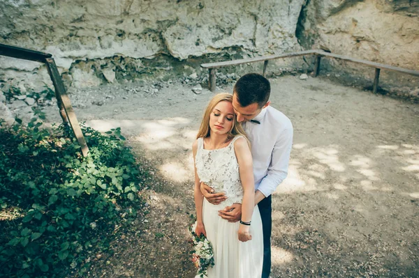 Pareja de boda cerca de rock —  Fotos de Stock