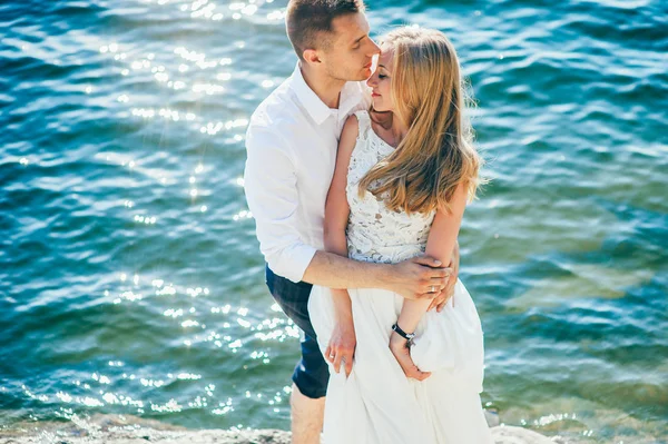 Young groom and bride — Stock Photo, Image