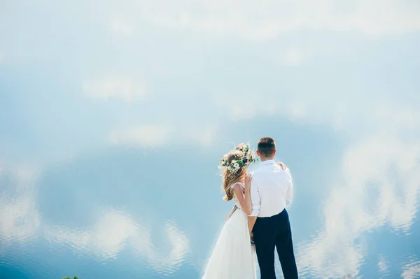 Mladý ženich a nevěsta — Stock fotografie
