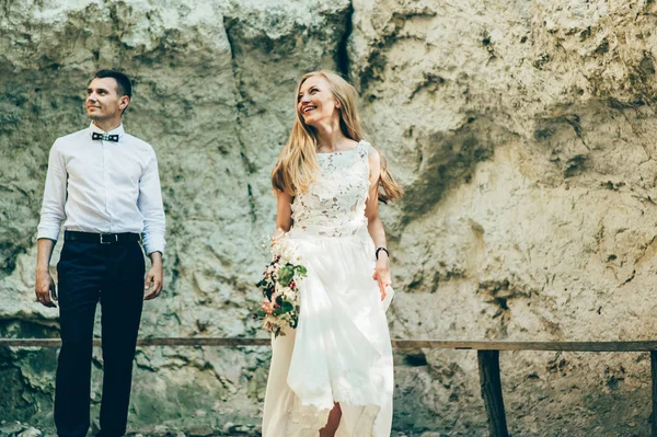 Matrimonio coppia vicino roccia — Foto Stock