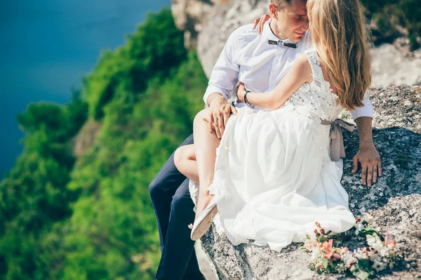 Couple posing on the rock — Stock Photo, Image