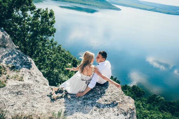 Pár pózuje na skále — Stock fotografie