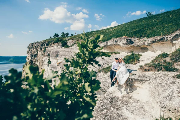 Pareja posando en la roca — Foto de Stock